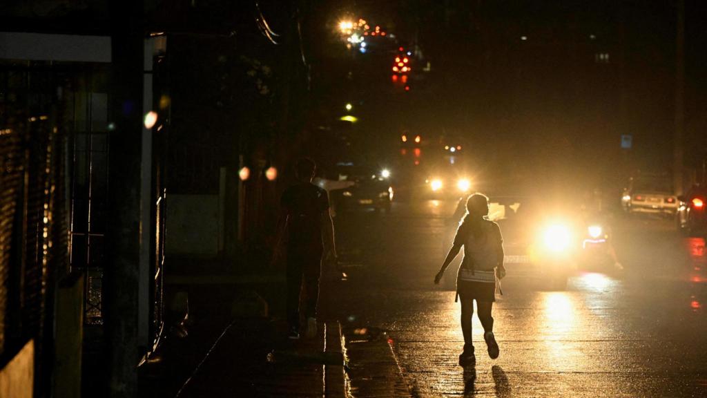 Una persona camina por La Habana, que se ha quedado este miércoles sin luz por un apagón.