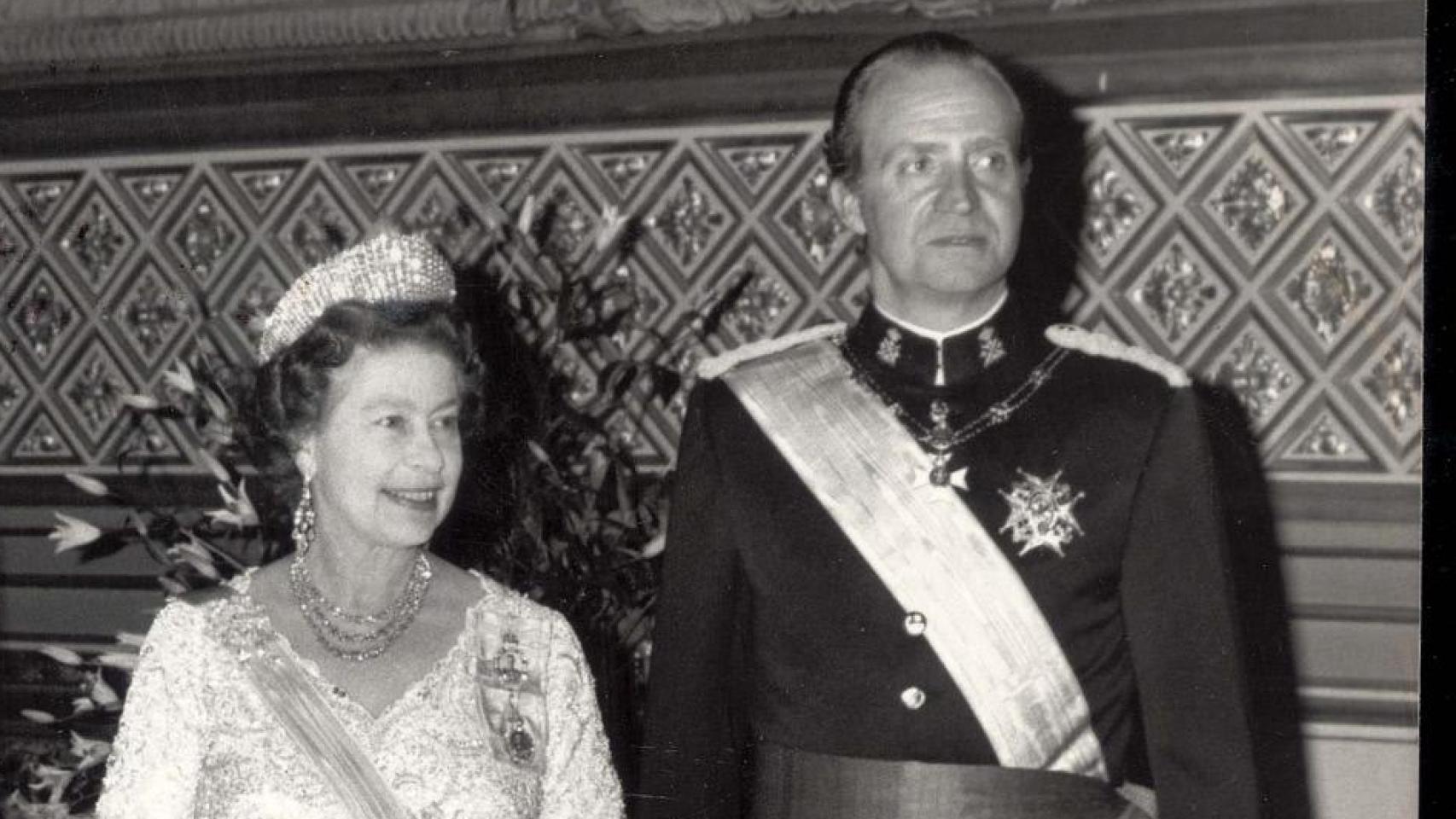 El rey emérito Juan Carlos I y la reina Isabel II, en un banquete de Estado en Windsor en 1986.