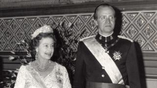 El rey emérito Juan Carlos I y la reina Isabel II, en un banquete de Estado en Windsor en 1986.