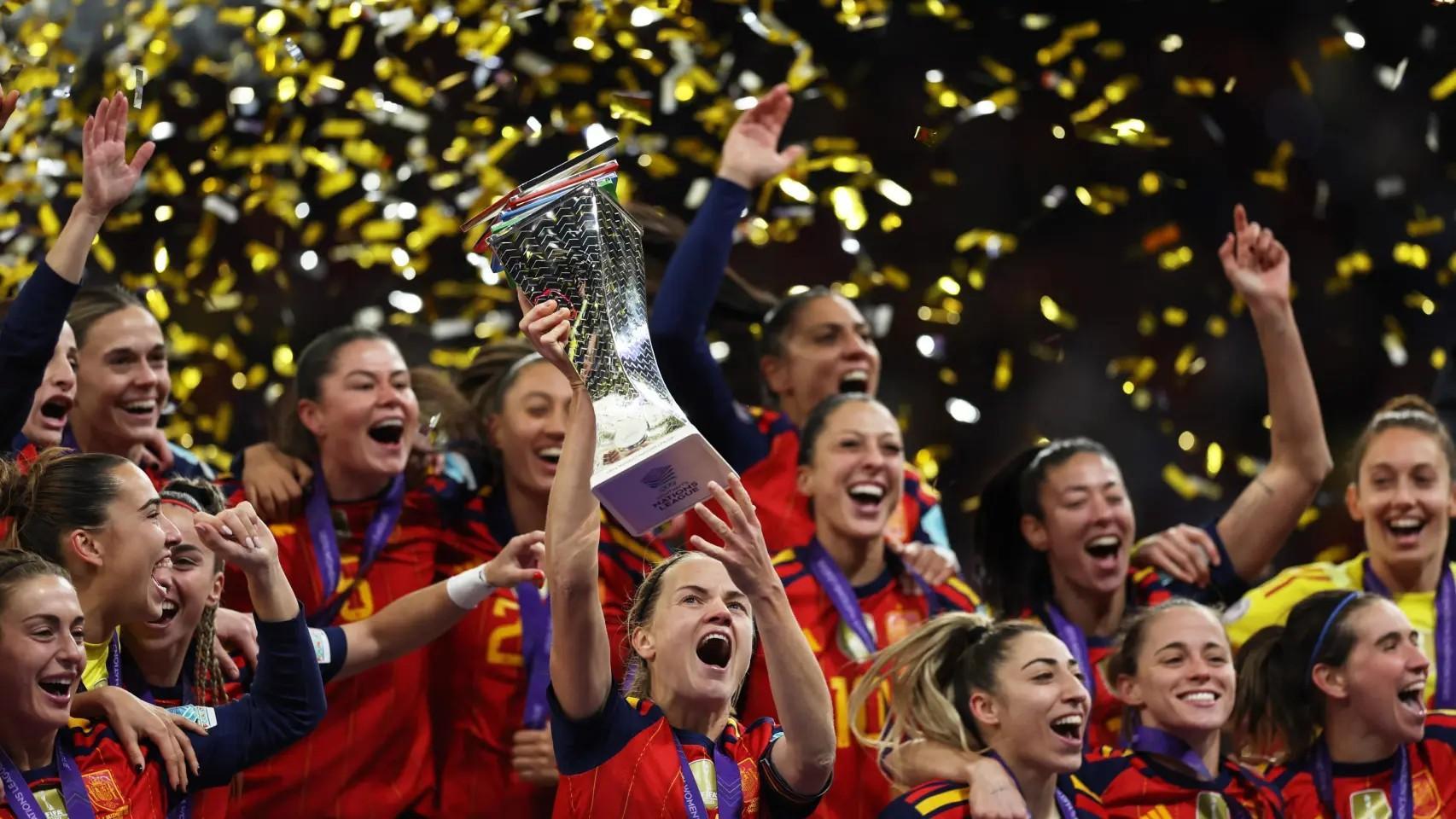 Las jugadoras levantando con la copa del torneo.