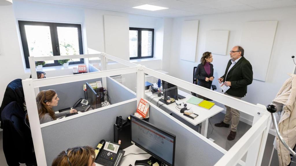 El concejal Alfonso Mendoza en su visita a las instalaciones del 010.