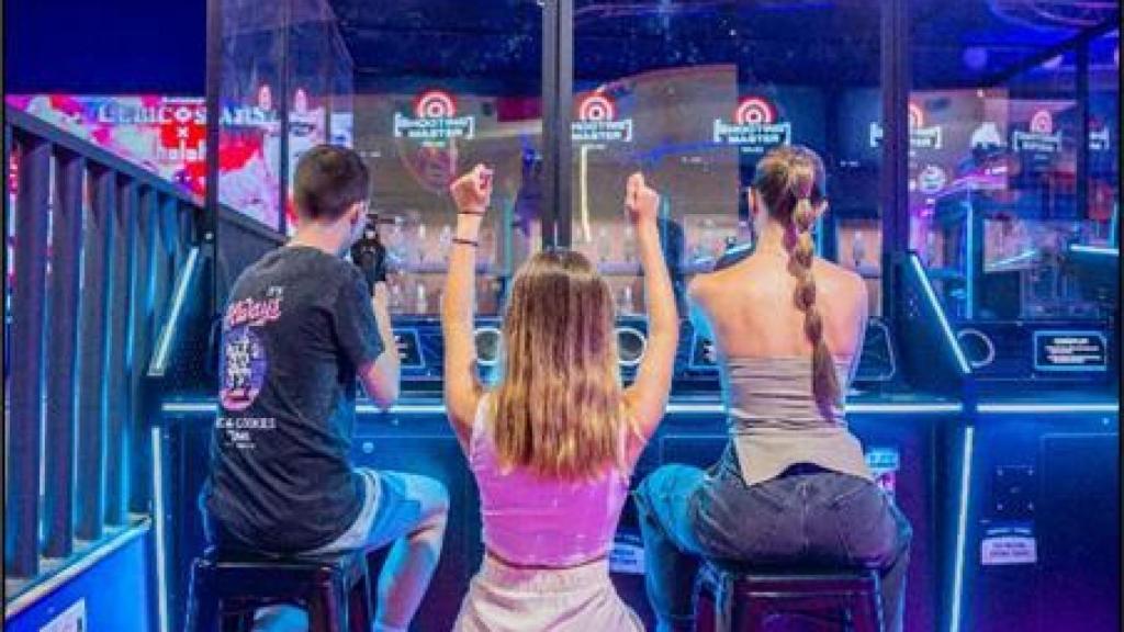 Varias personas disfrutando de una de las atracciones del Galaxy Park.