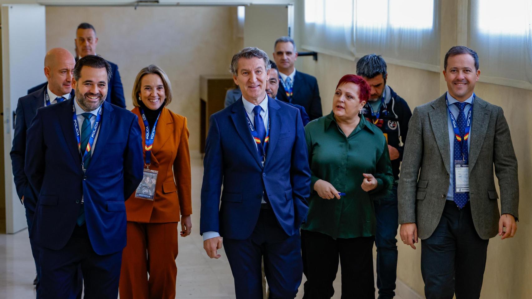 Alberto Núñez Feijóo flanqueado por el presidente del PP en Castilla-La Mancha, Paco Núñez y por el alcalde de Toledo, Carlos Velázquez.