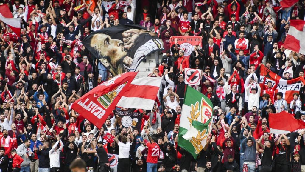 Aficionados del Sevilla, durante el derbi contra el Betis.