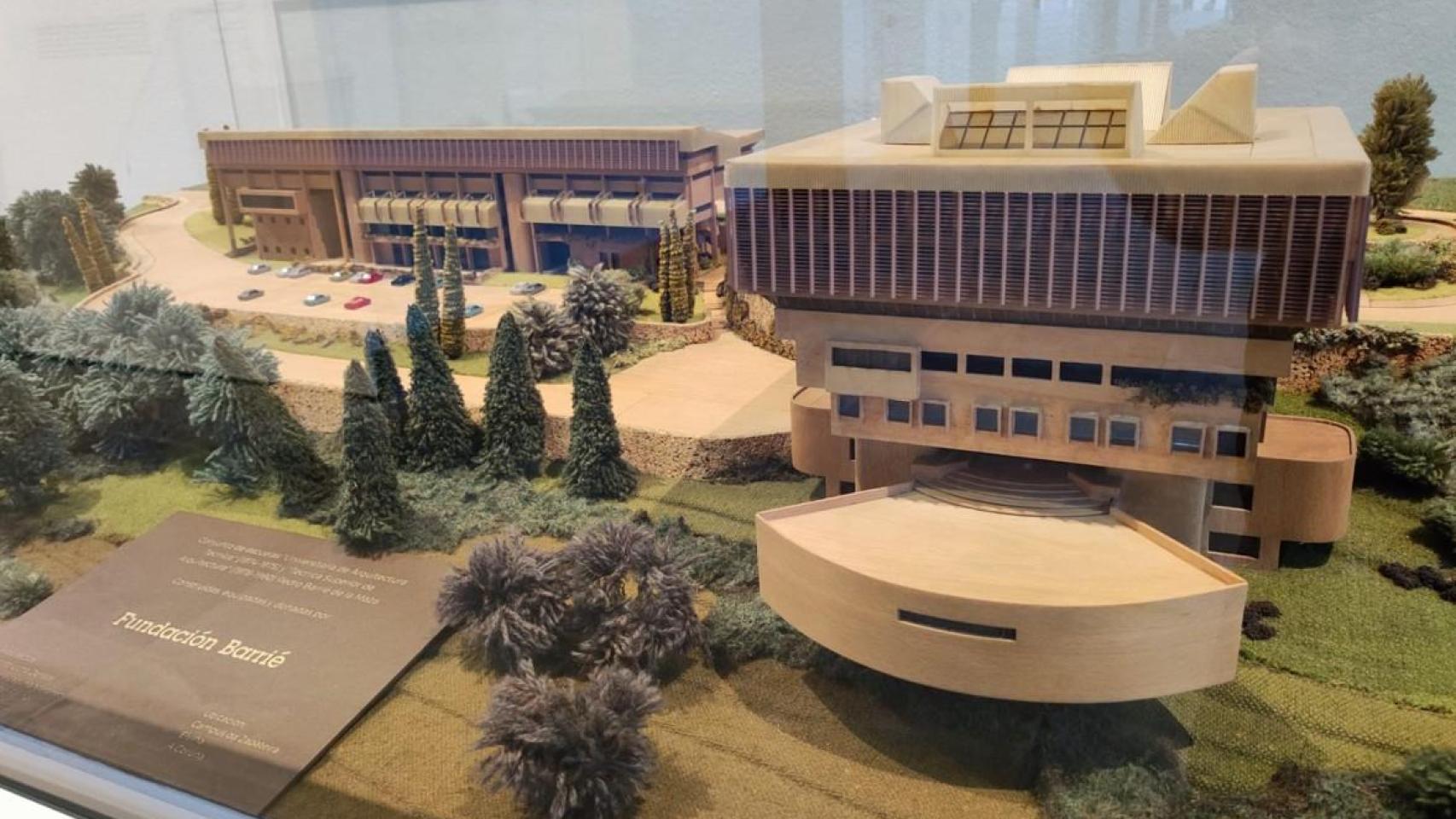 Maquetas del conjunto de edificios promovidos por la Fundación Barrié para estudios de Arquitectura en A Coruña, con la Seta a la derecha.