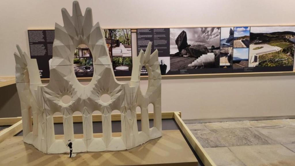 Una maqueta arquitectónica y fotografías con intervenciones en el paisaje gallego.