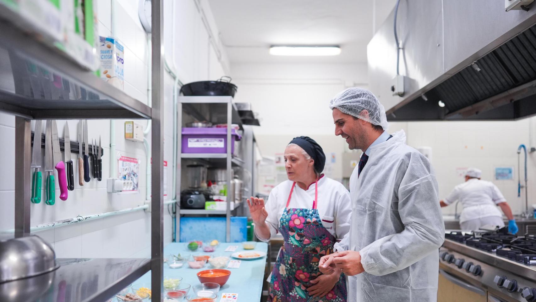 Emilio Viciana, consejero de Educación, Ciencia y Universidades, en la cocina de un colegio.