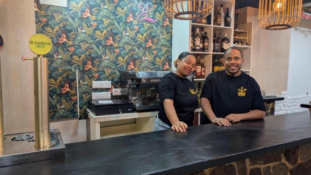 Juan Carlos y Johanny en el bar