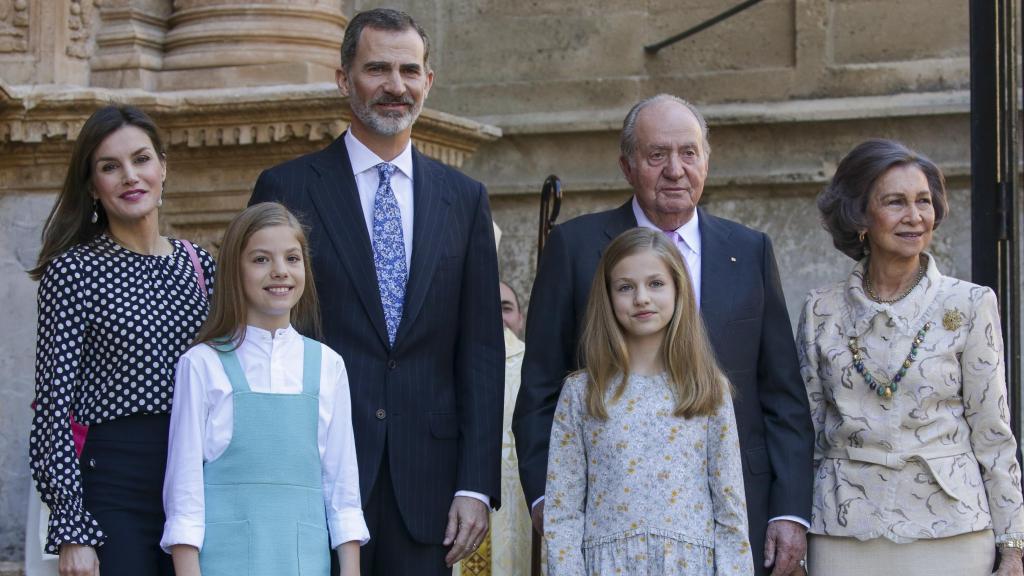 Juan Carlos I junto a su mujer, su hijo Felipe VI, Letizia y sus nietas Leonor y Sofía, en Palma, en 2018.