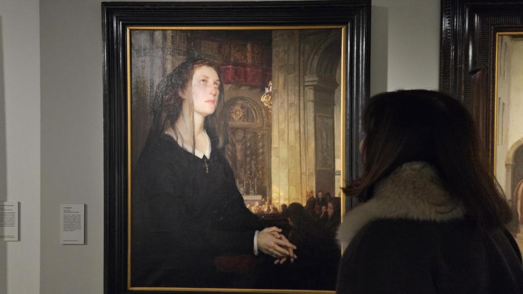 María José Uria observa el cuadro de La Plegaria de Álvarez de Sotomayor, donde su madre Mercedes Roel fue la retratada.