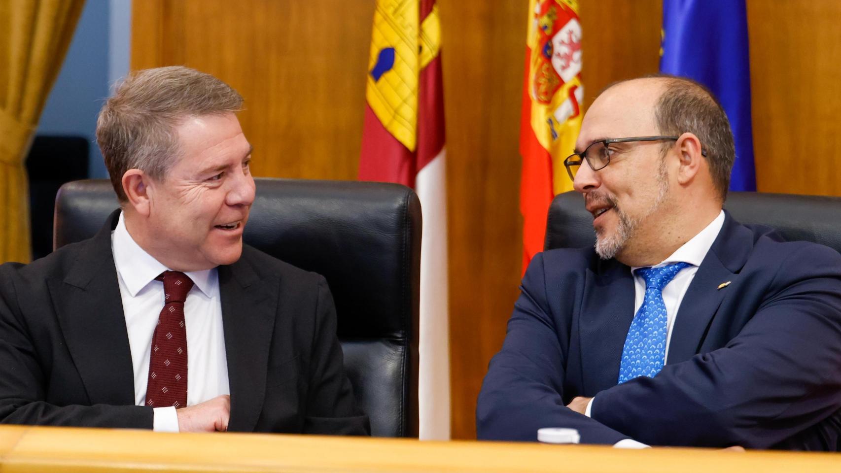 Emiliano García-Page (i) y Pablo Bellido (d), este miércoles en las Cortes de Castilla-La Mancha.