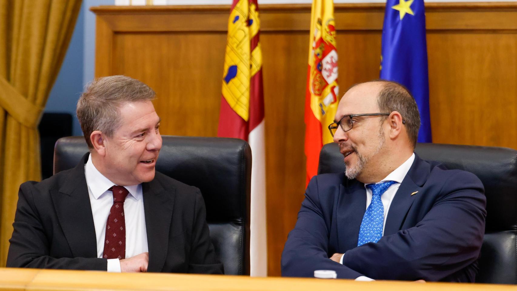 Emiliano García-Page (i) y Pablo Bellido (d), en una imagen de archivo en las Cortes de Castilla-La Mancha.