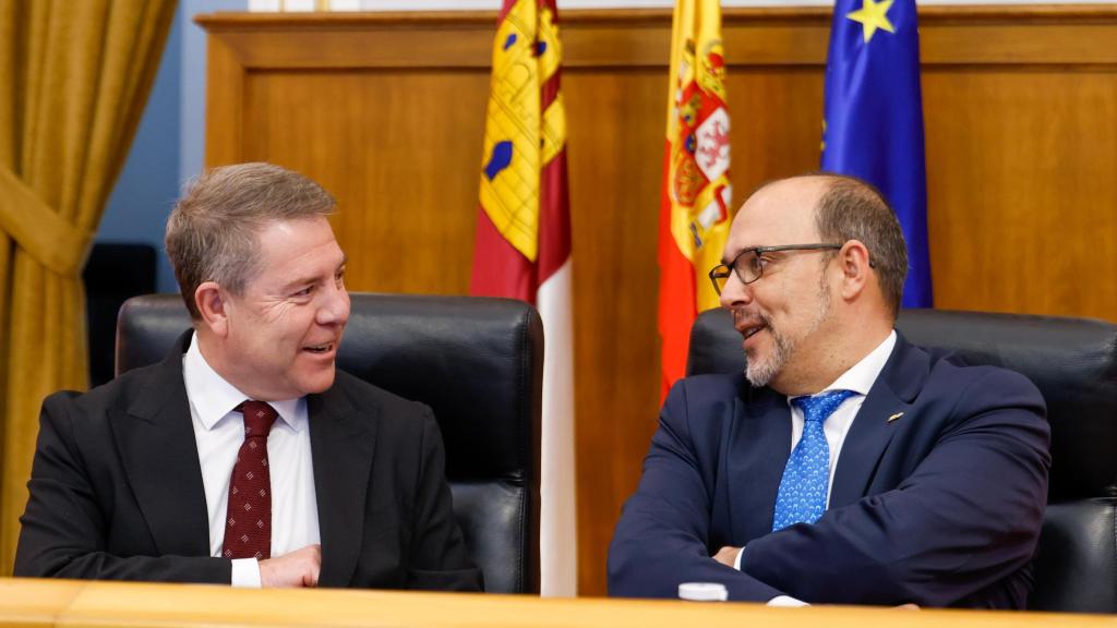 Emiliano García-Page (i) y Pablo Bellido (d), en una imagen de archivo en las Cortes de Castilla-La Mancha.