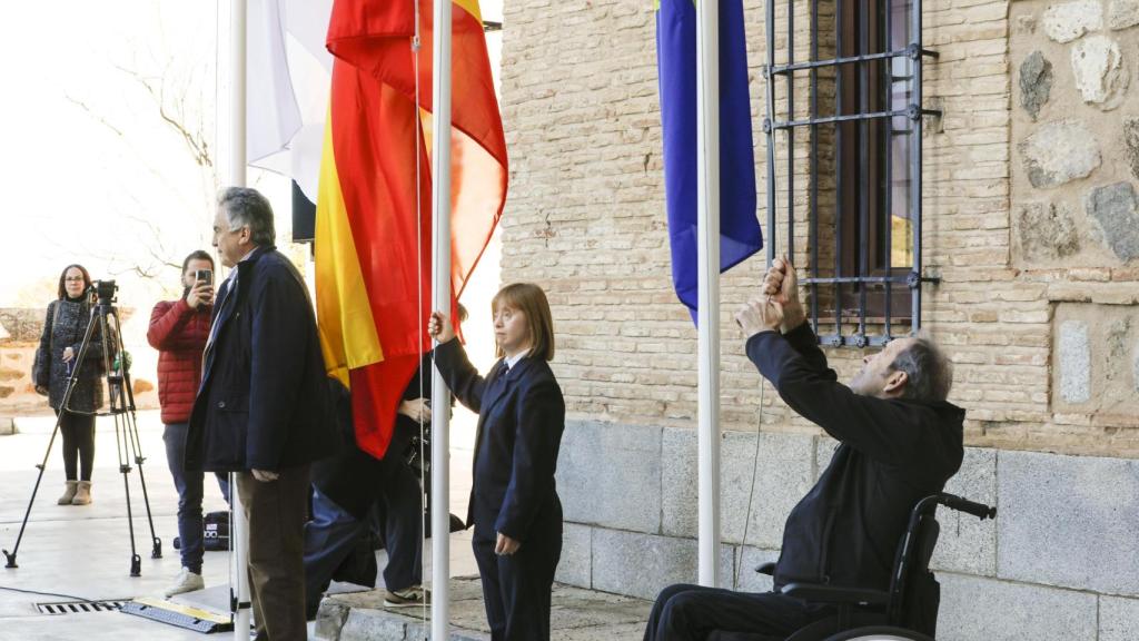 El izado de las banderas.