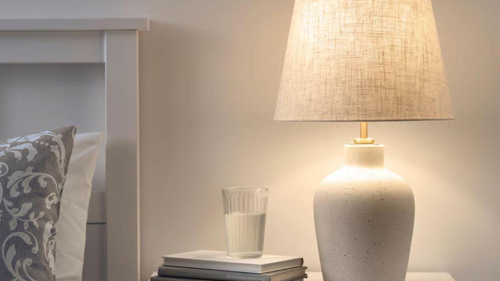 Elegante, minimalista y barata: así es la lámpara de noche que arrasa en Ikea cada vez que reponen el stock