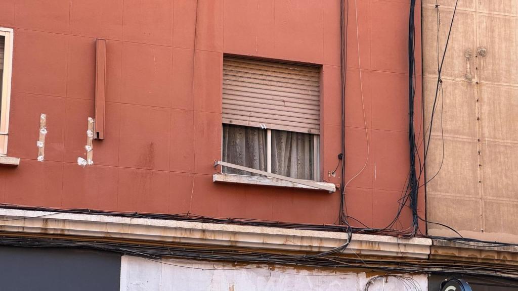 Ventana por la que entraron los bomberos a la vivienda. EE