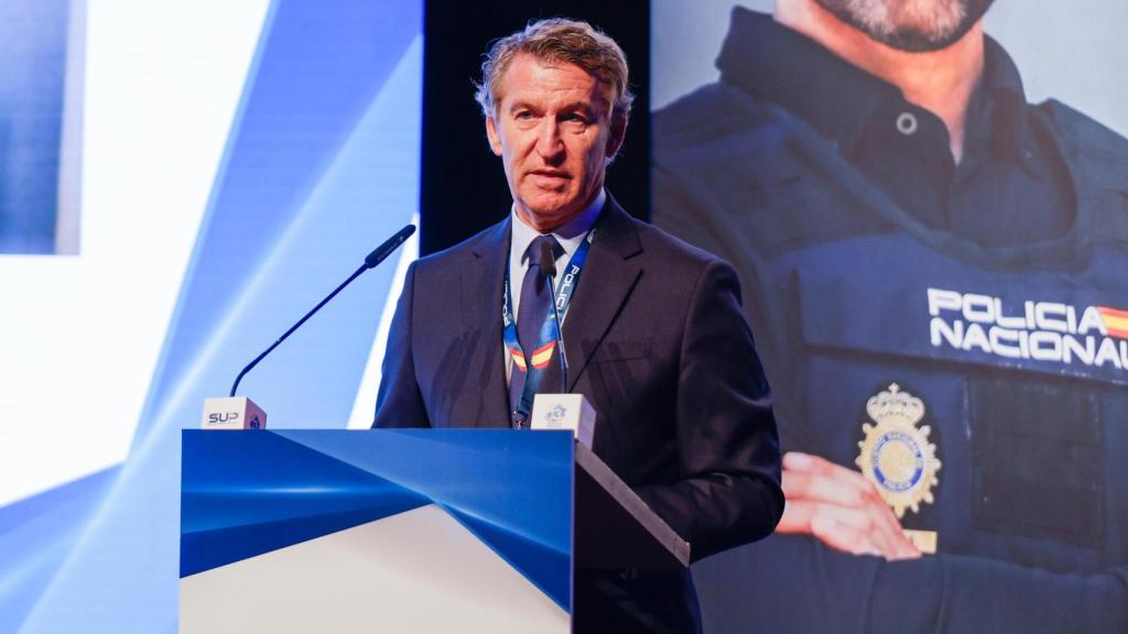 Feijóo se ha comprometido ante decenas de agentes de Policía Nacional a mejorar sus condiciones laborales.