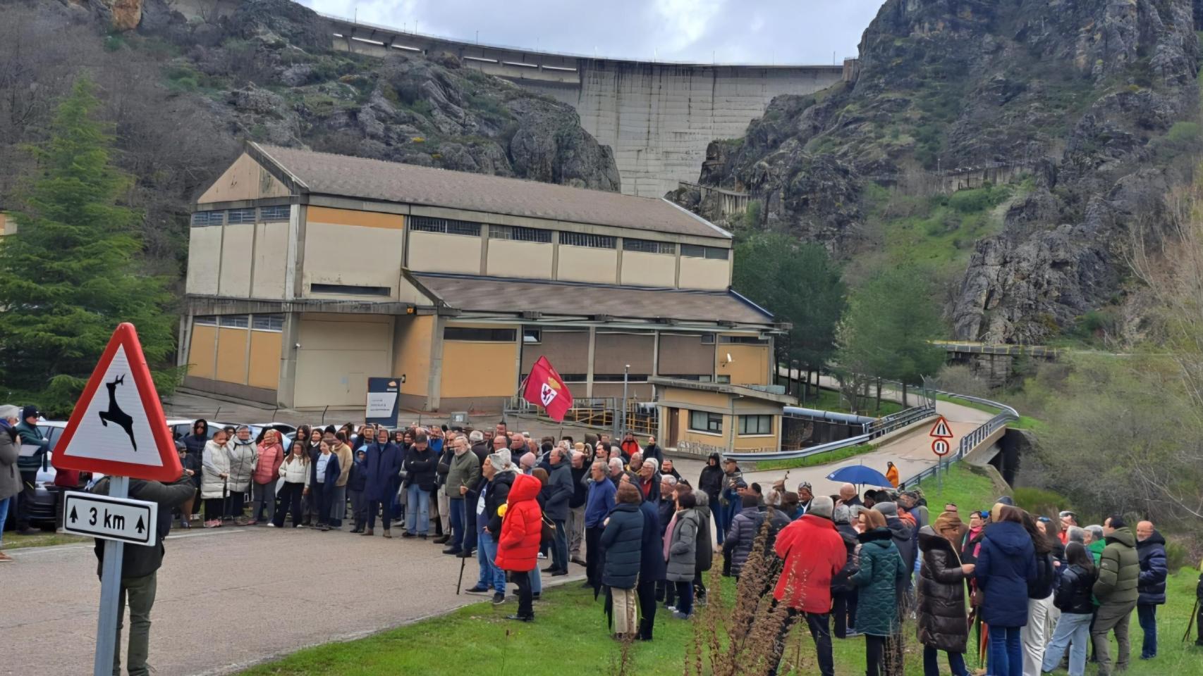 Los vecinos del municipio leonés de Remolina durante una manifestación en el actual puente