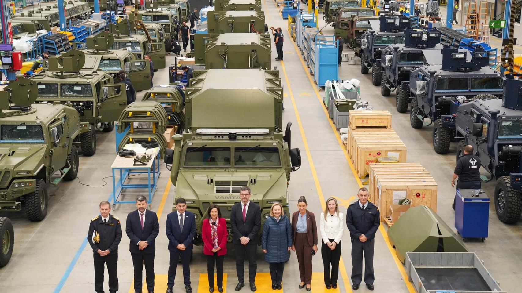 Foto de familia durante la visita a las instalaciones de URO Vehículos Especiales S.A., a 10 de noviembre de 2025, en Valga, Pontevedra, Galicia (España).