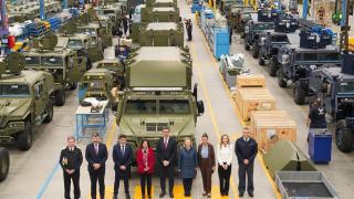 Foto de familia durante la visita a las instalaciones de URO Vehículos Especiales S.A., a 10 de noviembre de 2025, en Valga, Pontevedra, Galicia (España).