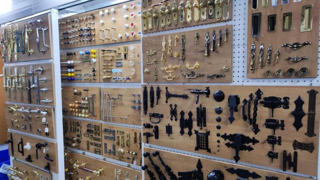 Tiradores y piezas de puertas en el interior de La Palloza.