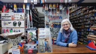Esmeralda Pereira en un mostrador de la ferretería La Palloza.
