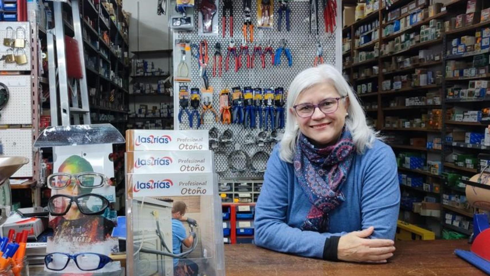 Esmeralda Pereira en un mostrador de la ferretería La Palloza.