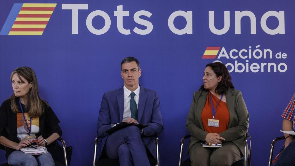 Pedro Sánchez, con las asociaciones de víctimas de la dana en una visita el pasado mes de mayo. Rober Solsona / EP