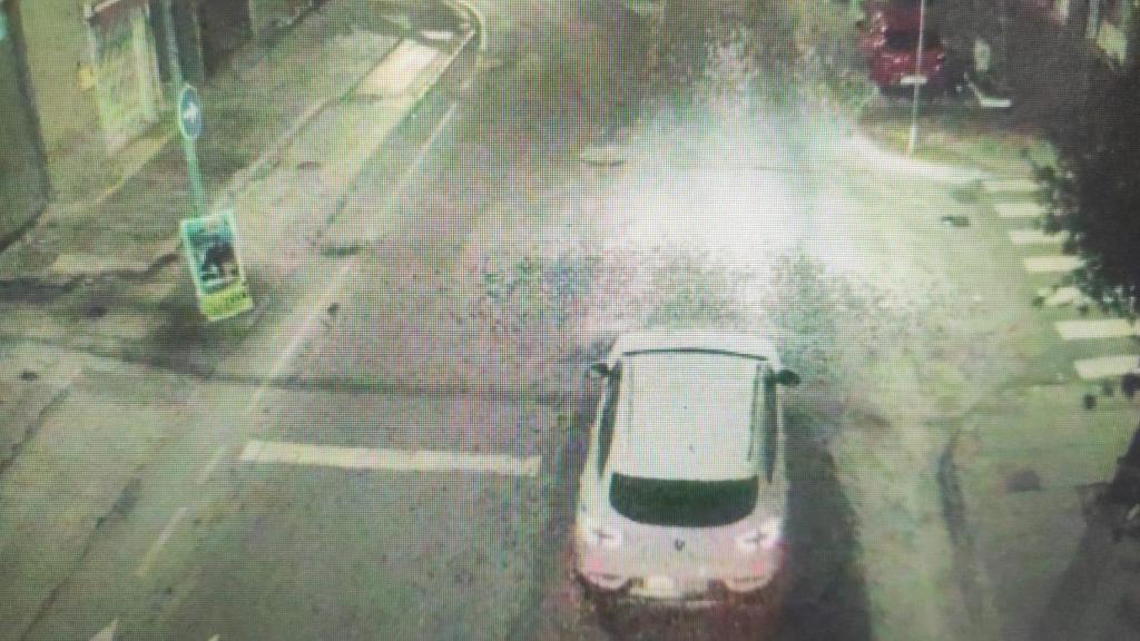 El vehículo que usaron los asaltantes, la madrugada del martes, estacionado en la puerta del establecimiento.