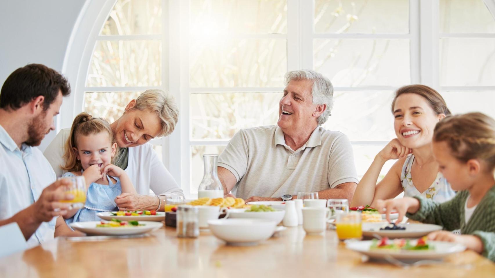 Varias personas comparten un bonito momento.