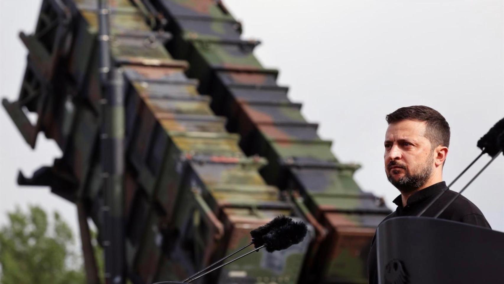 El presidente ucraniano, Volodimir Zelenski, durante una visita a Alemania junto a baterias antiaéreas Patriot.