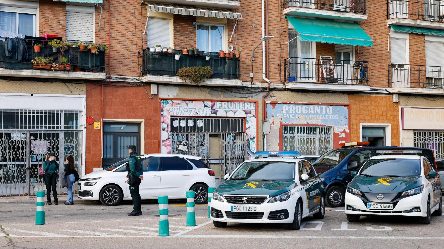 La Guardia Civil custodia el acceso al inmueble donde se ha consumado el crimen.