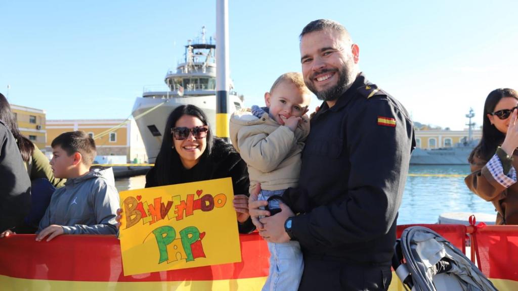 Miembro de la dotación del S-81, junto a familiares, a su llegada a Cartagena
