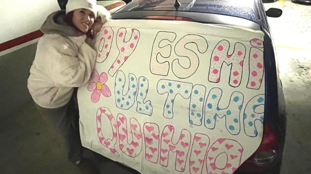 Carlota, amiga de Laura, la sorprende en su último día de quimio