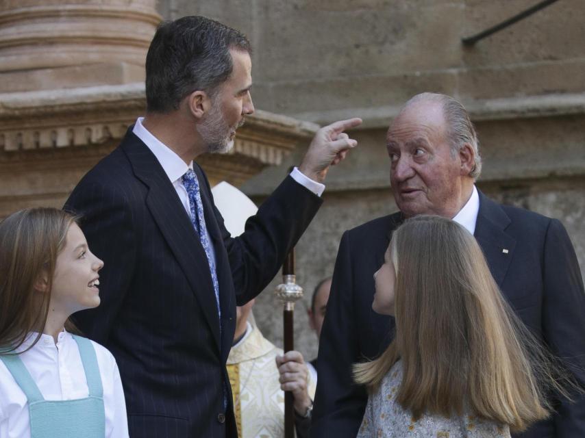 Juan Carlos con Felipe VI y sus nietas Leonor y Sofía en 2018.