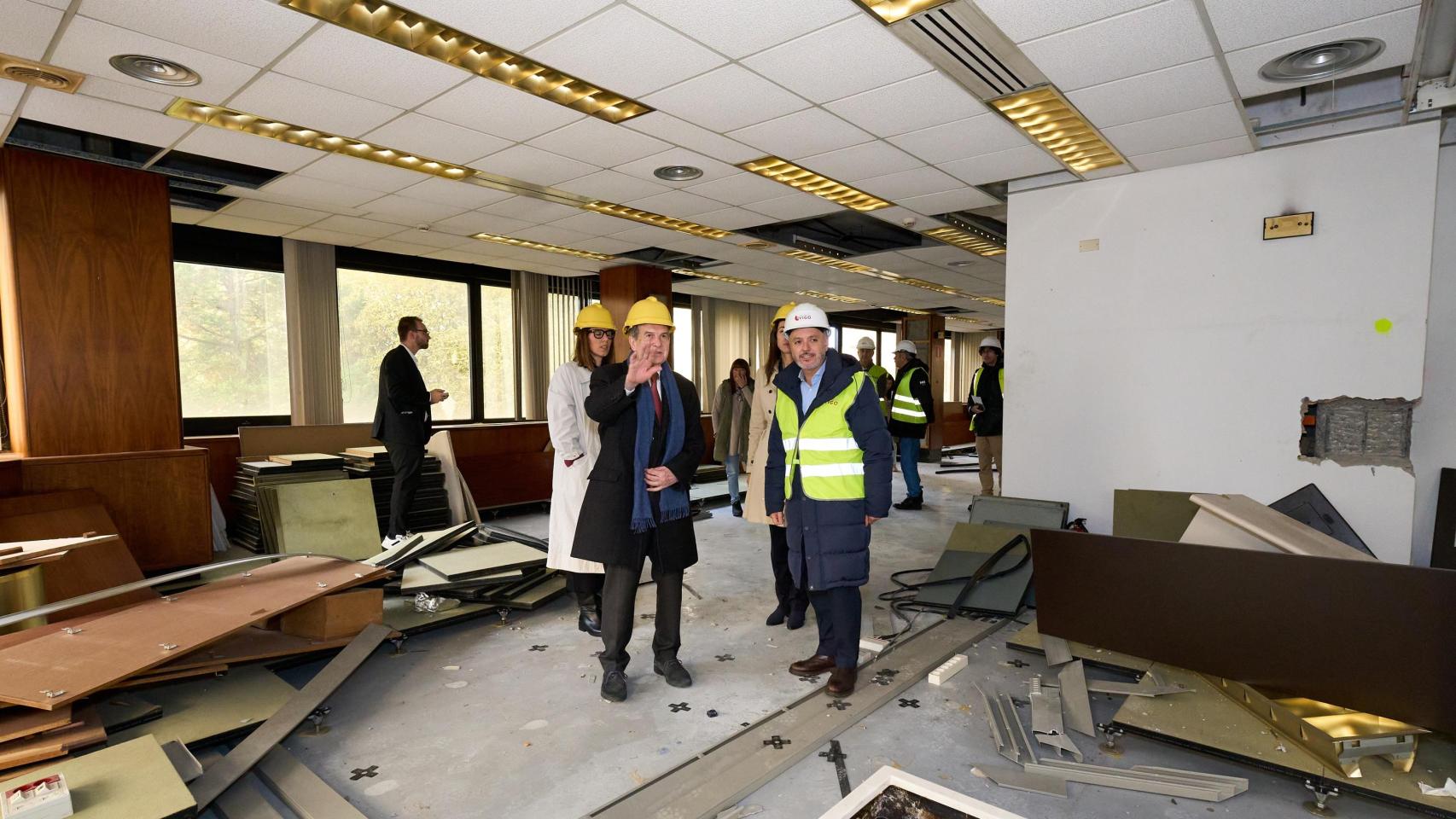 El delegado del Estado, David Regades, y el alcalde de Vigo, Abel Caballero, supervisaron el inicio de los trabajos y los preparativos de todo el proceso