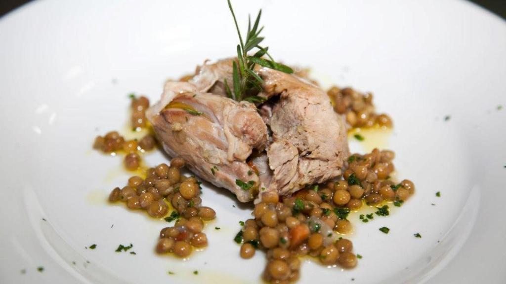 Lechazo de Castilla y León confitado en escabeche, Ajos Zamoranos, Encurtidos y Verduras de los Valles, con ensalada de Lentejas de Tierra de Campos