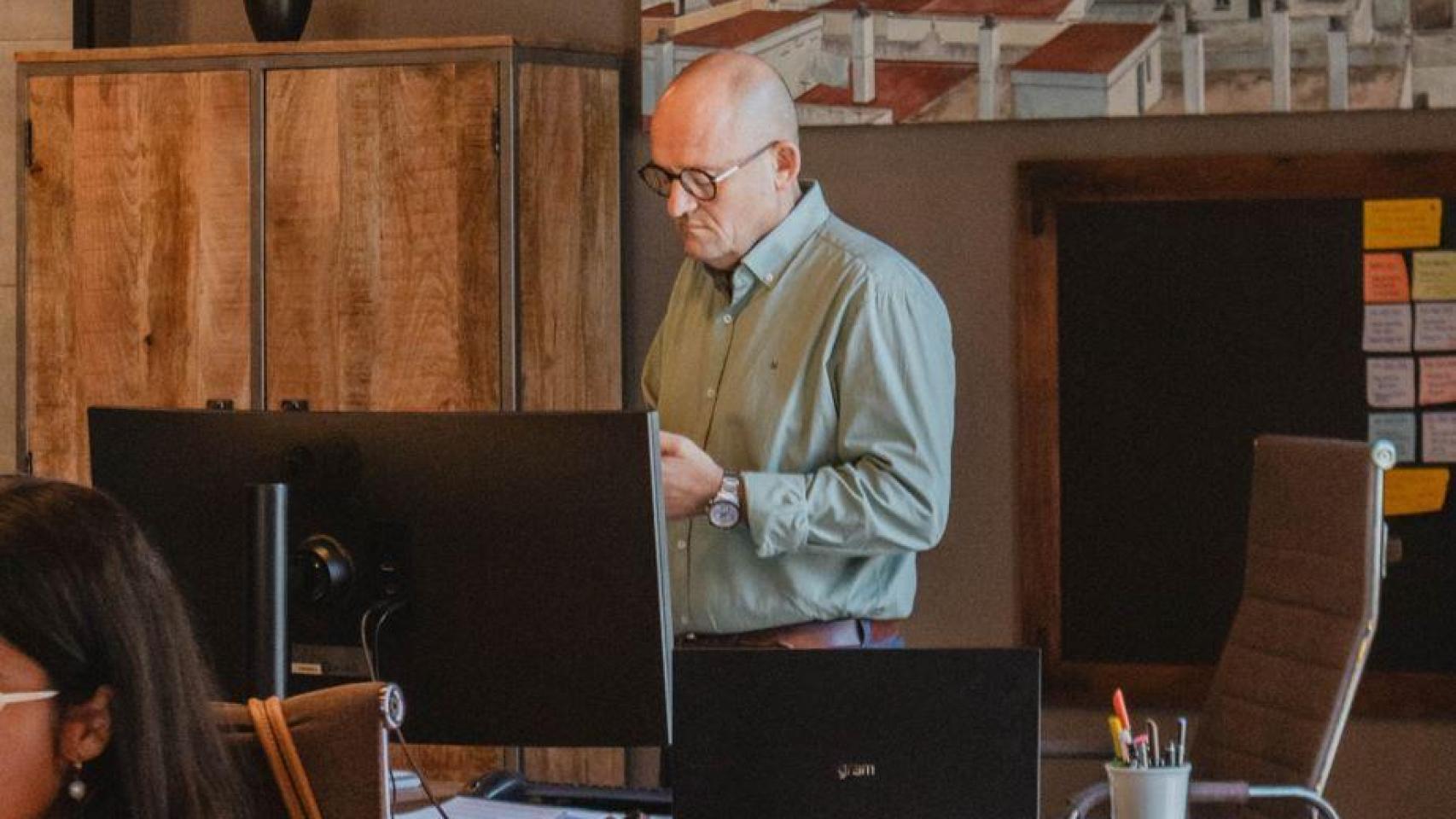 Martín Pérez, en su gestoría, una de las miles de España afectadas por el retraso, sin explicación, de Verifactu.