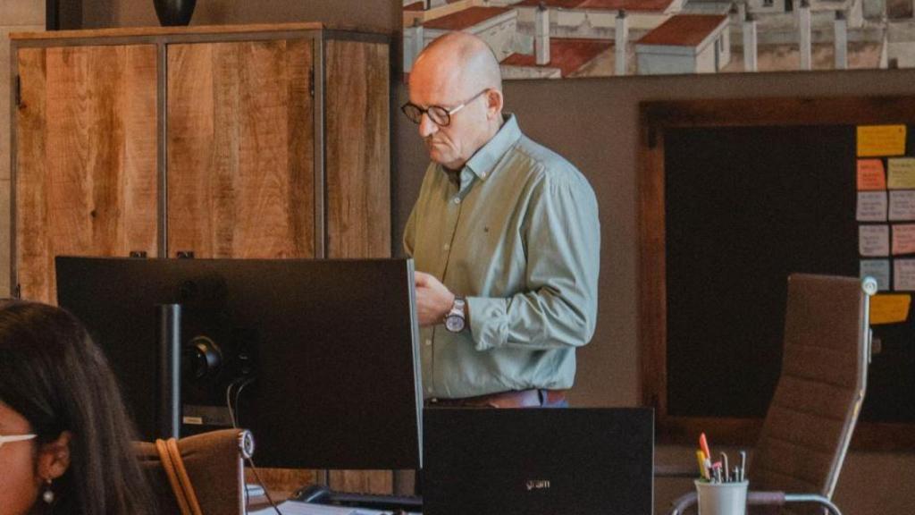 Martín Pérez, en su gestoría, una de las miles de España afectadas por el retraso, sin explicación, de Verifactu.