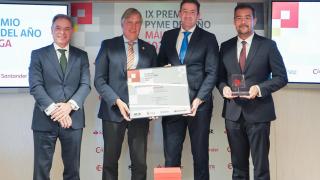 El CEO de Les Roches, Carlos Díez de la Lastra, recibe el premio de manos de José Carlos Escribano.