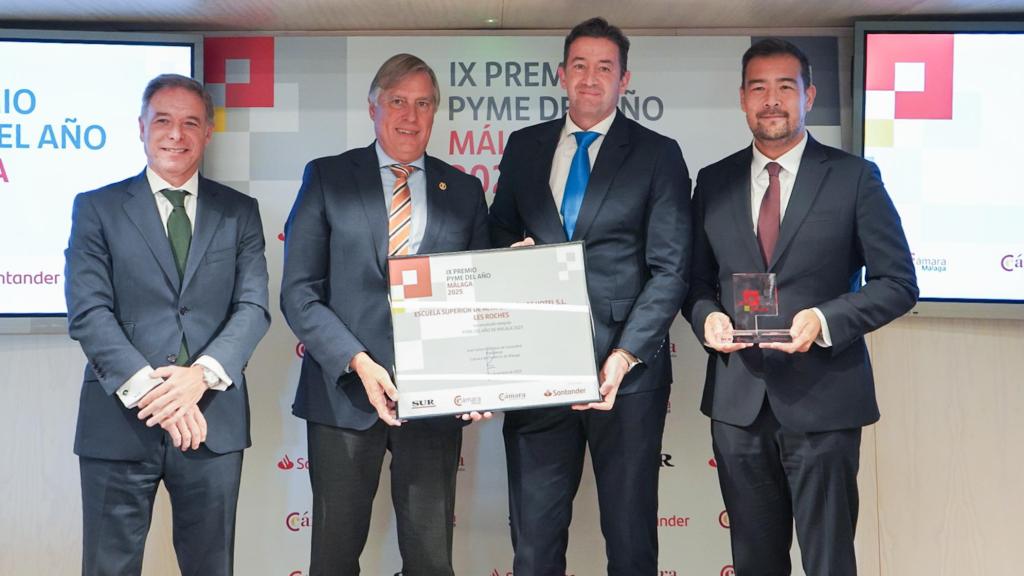 El CEO de Les Roches, Carlos Díez de la Lastra, recibe el premio de manos de José Carlos Escribano.