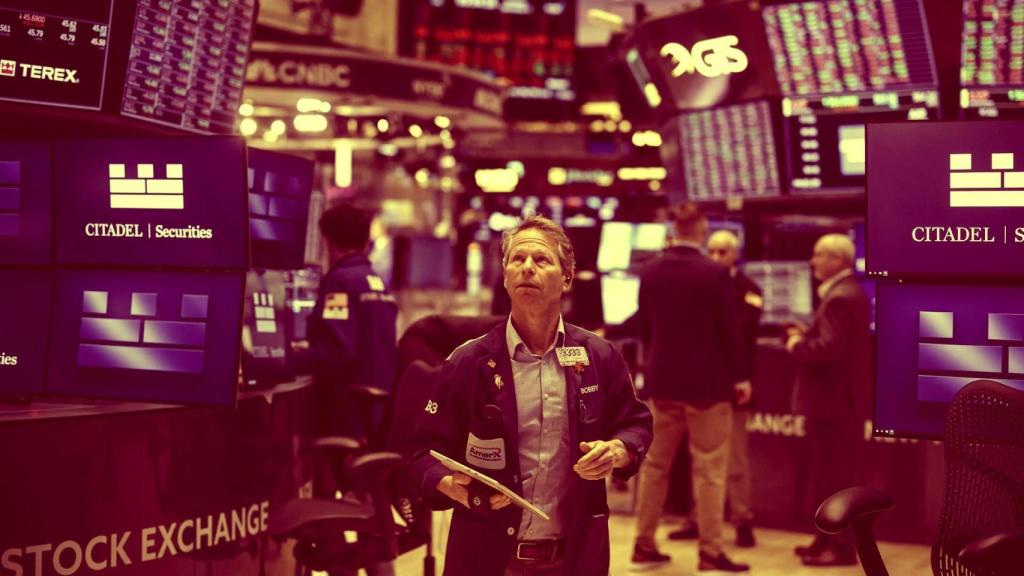 Un operador trabaja en la Bolsa de Nueva York.