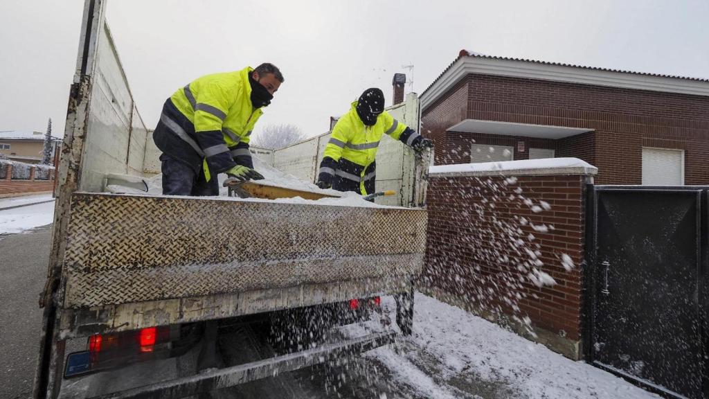 Un camión retirando nieve en la provincia de Valladolid