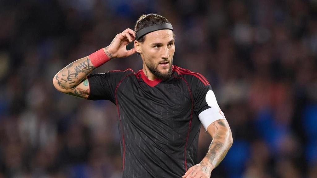 Nemanja Gudelj, futbolista del Sevilla FC, con la cinta de Proteckthor.