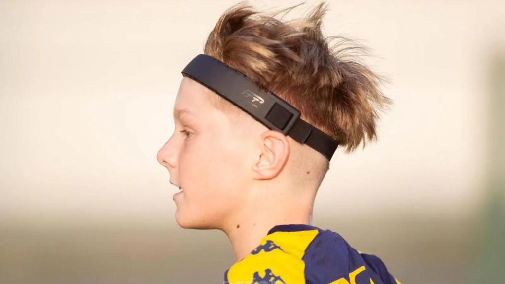 Un chico futbolista utilizando el proteckthor B1.