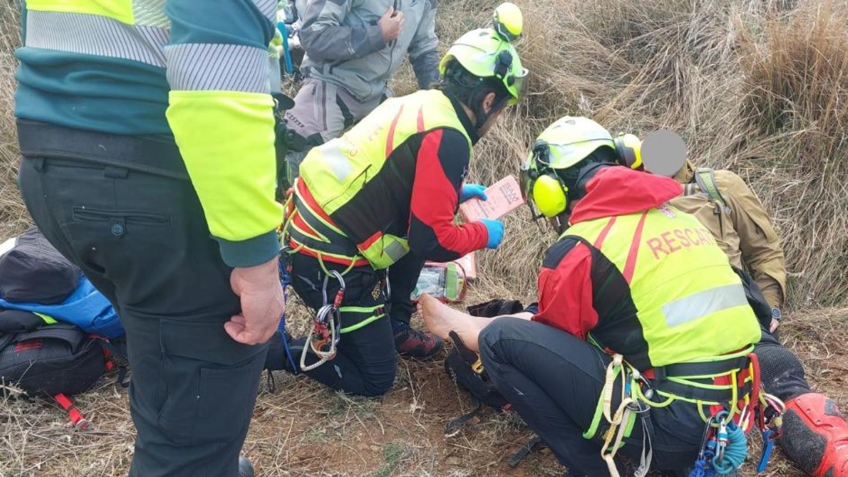 Momento del rescate del motorista herido en el municipio soriano de San Felices