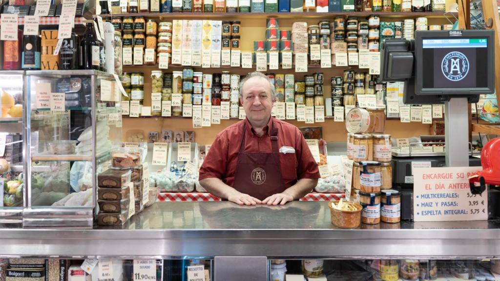 Andrés, tras el mostrador.
