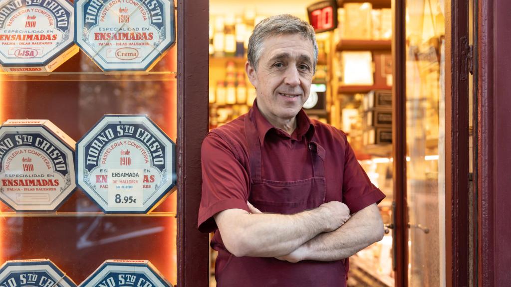 José Luis, el menor de los hermanos De las Heras, en la puerta de Mantequería Andrés.