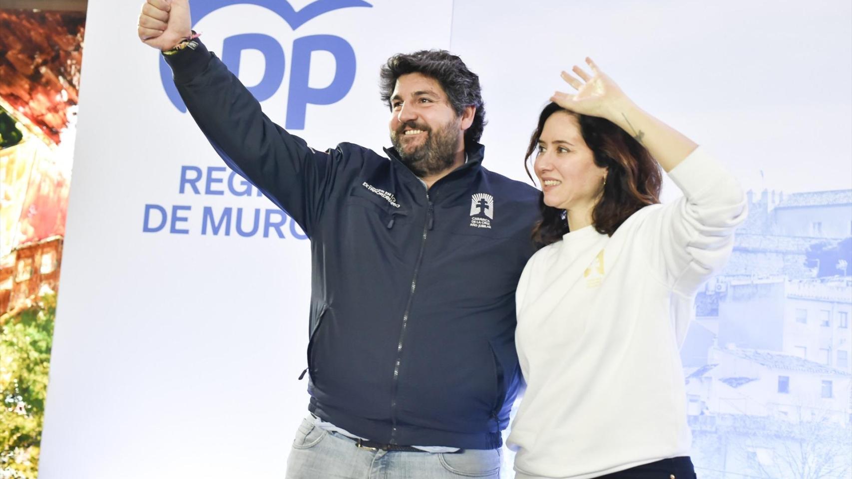 El presidente de la Región de Murcia y presidente del PP de Murcia, Fernando López Miras, y la presidenta de la Comunidad de Madrid, Isabel Díaz Ayuso, durante un acto con afiliados y simpatizantes en diciembre del 2024.