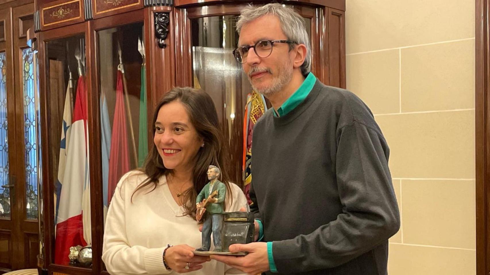 Xoel López posa junto a la alcaldesa, Inés Rey, con la figura.
